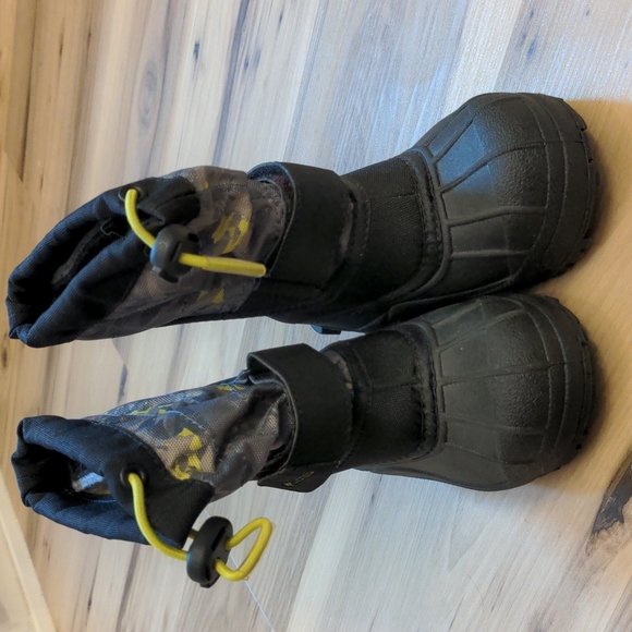 NWOB Columbia Little Boys Snow Boots Size 8 - Picture 3 of 6